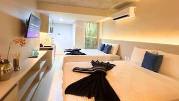 Suite | Desk, laptop workspace, free WiFi