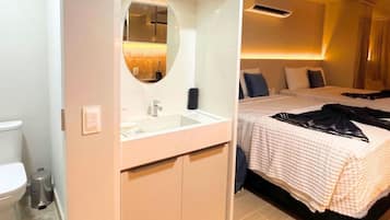 Suite | Bathroom | Hair dryer, towels