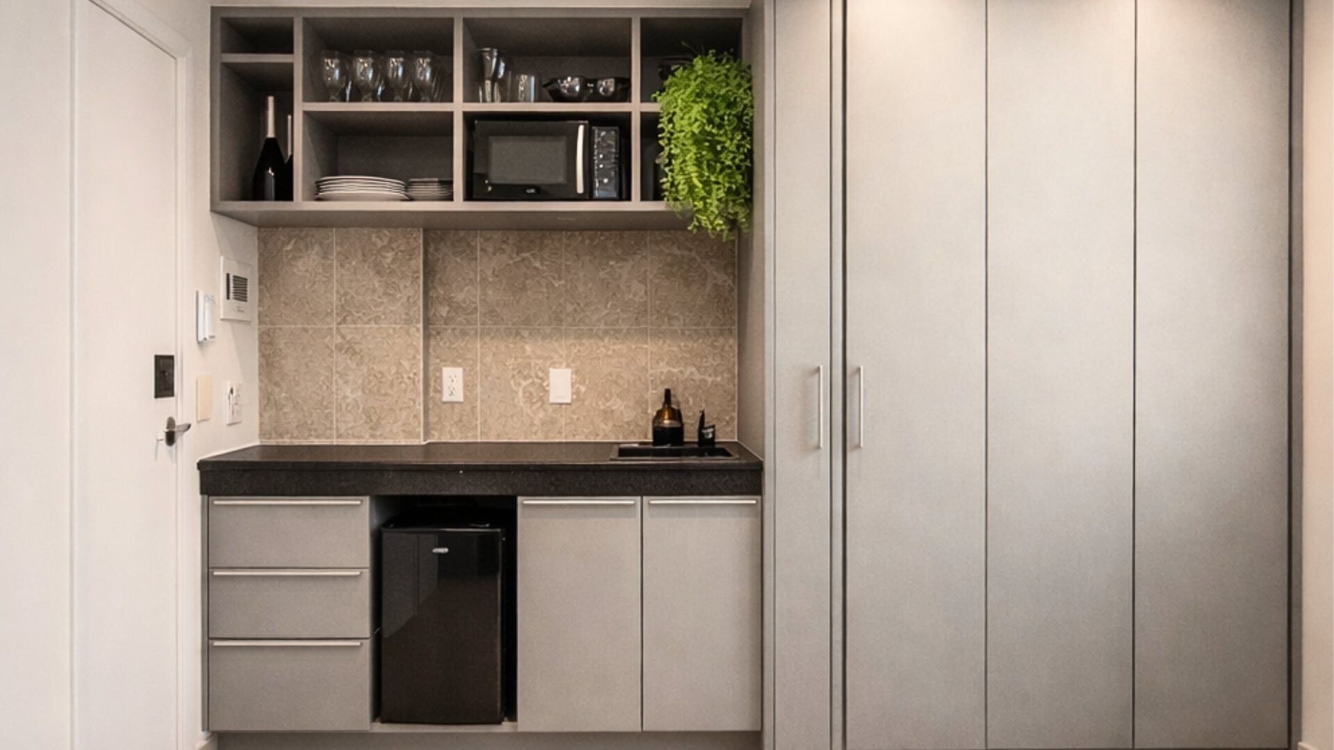 Suite | Private kitchen | Mini-fridge, microwave