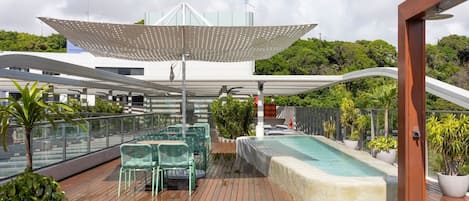 2 outdoor pools