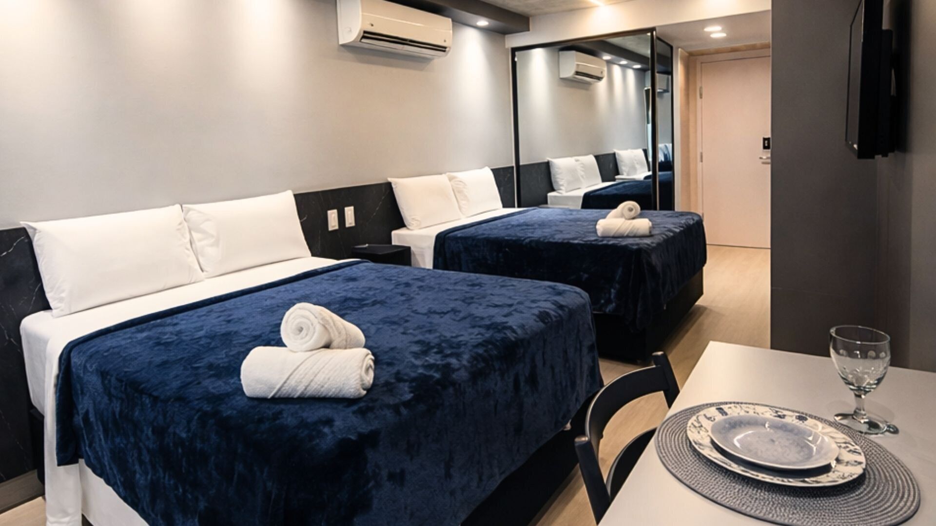 Suite | Desk, laptop workspace, free WiFi