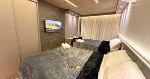 Escritorio, espacio para trabajar con laptop y wifi gratis 