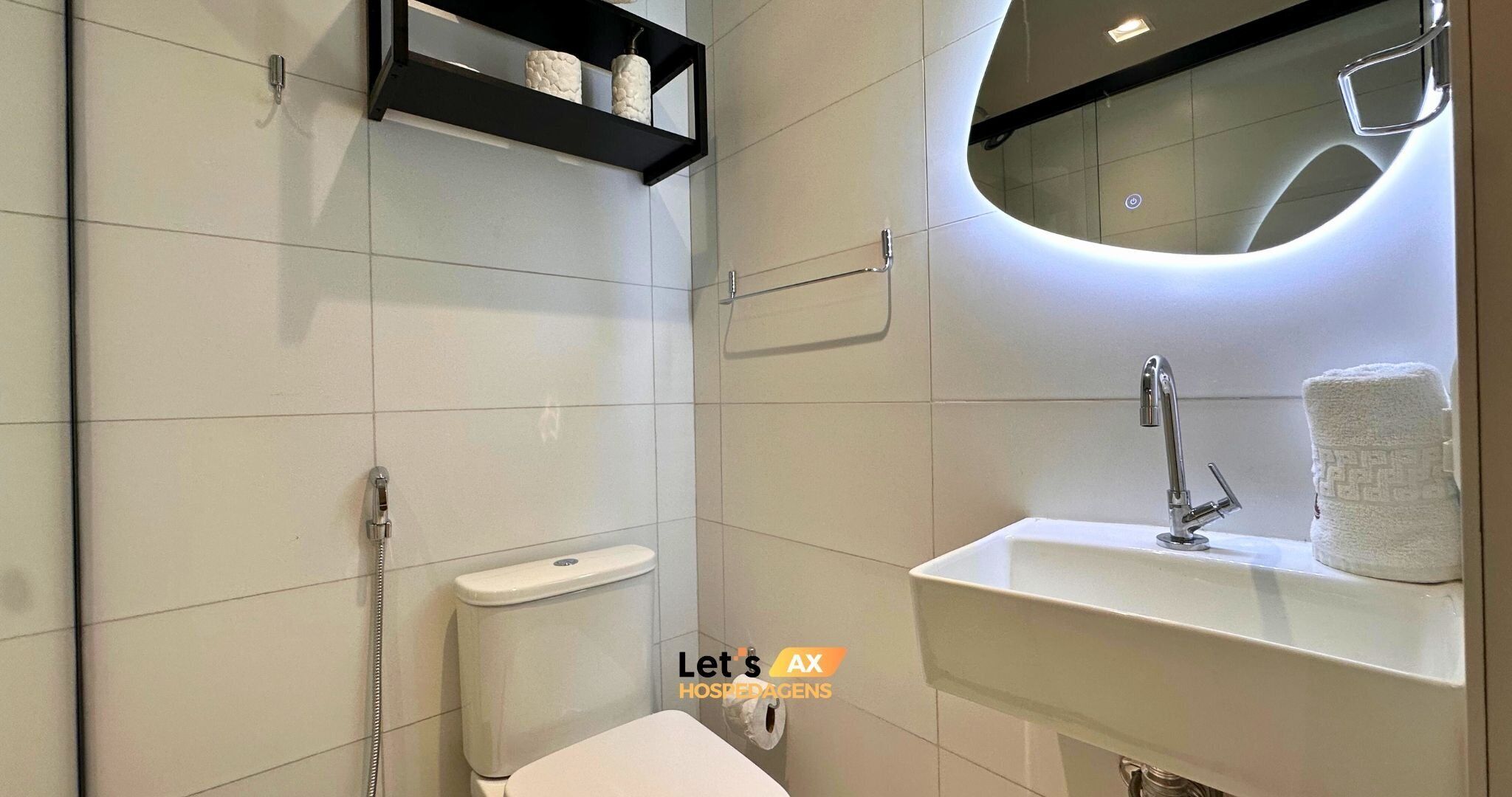 Une salle de bain moderne équipée de toilettes, d’un bidet et d’un lavabo.