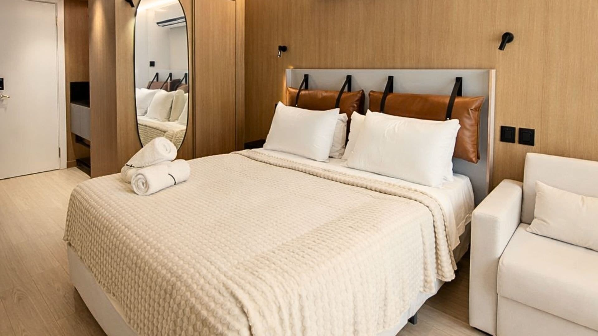 Elite Suite | Desk, laptop workspace, free WiFi