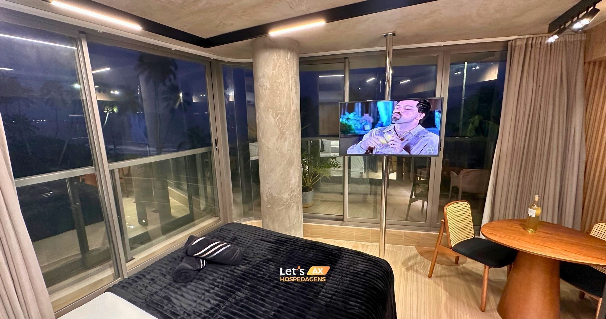 Suite | Desk, laptop workspace, free WiFi