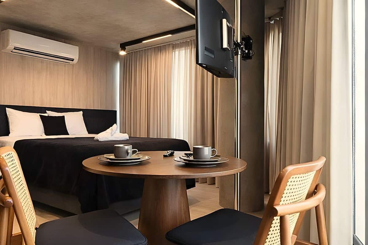 Suite | Desk, laptop workspace, free WiFi