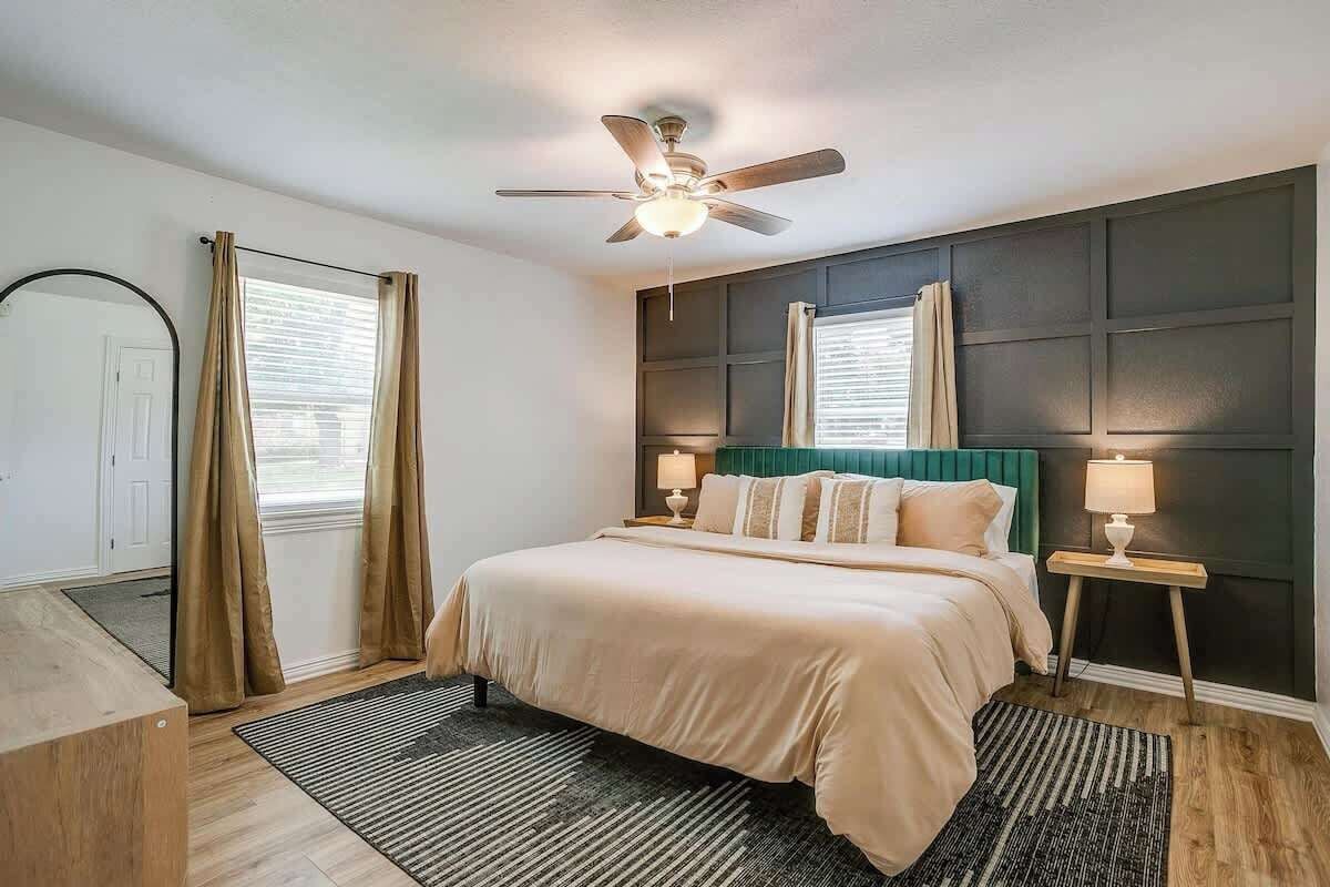 4 habitaciones, escritorio y tabla de planchar con plancha 