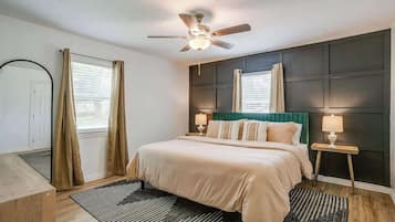 4 habitaciones, escritorio y tabla de planchar con plancha