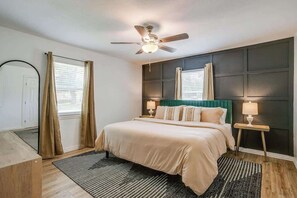 4 soverom, skrivebord, strykejern/-brett og reiseseng for barn