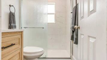 Dusche, Haartrockner, Handtücher, Shampoo