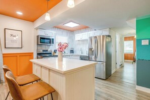 Kylskåp, mikrovågsugn, ugn och spishäll