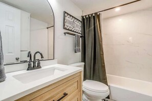 Dusj, hårføner, håndklær og såpe