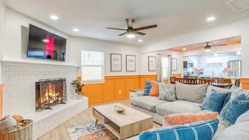 TV connectée, cheminée, jeux vidéo, baby-foot