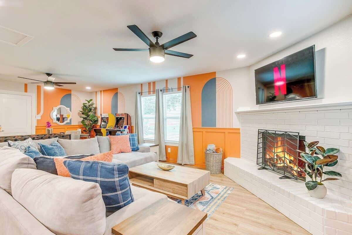 TV connectée, cheminée, jeux vidéo, baby-foot