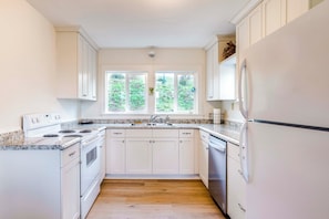 Réfrigérateur, micro-ondes, plaque de cuisson, lave-vaisselle