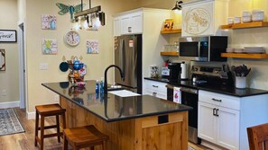 Fridge, microwave, oven, stovetop - The Dragonfly at Water's Edge Cabins (Berlin)