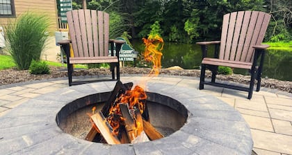 The Dragonfly at Water's Edge Cabins