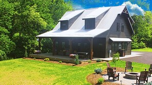 Outdoor dining - The Dragonfly at Water's Edge Cabins (Berlin)