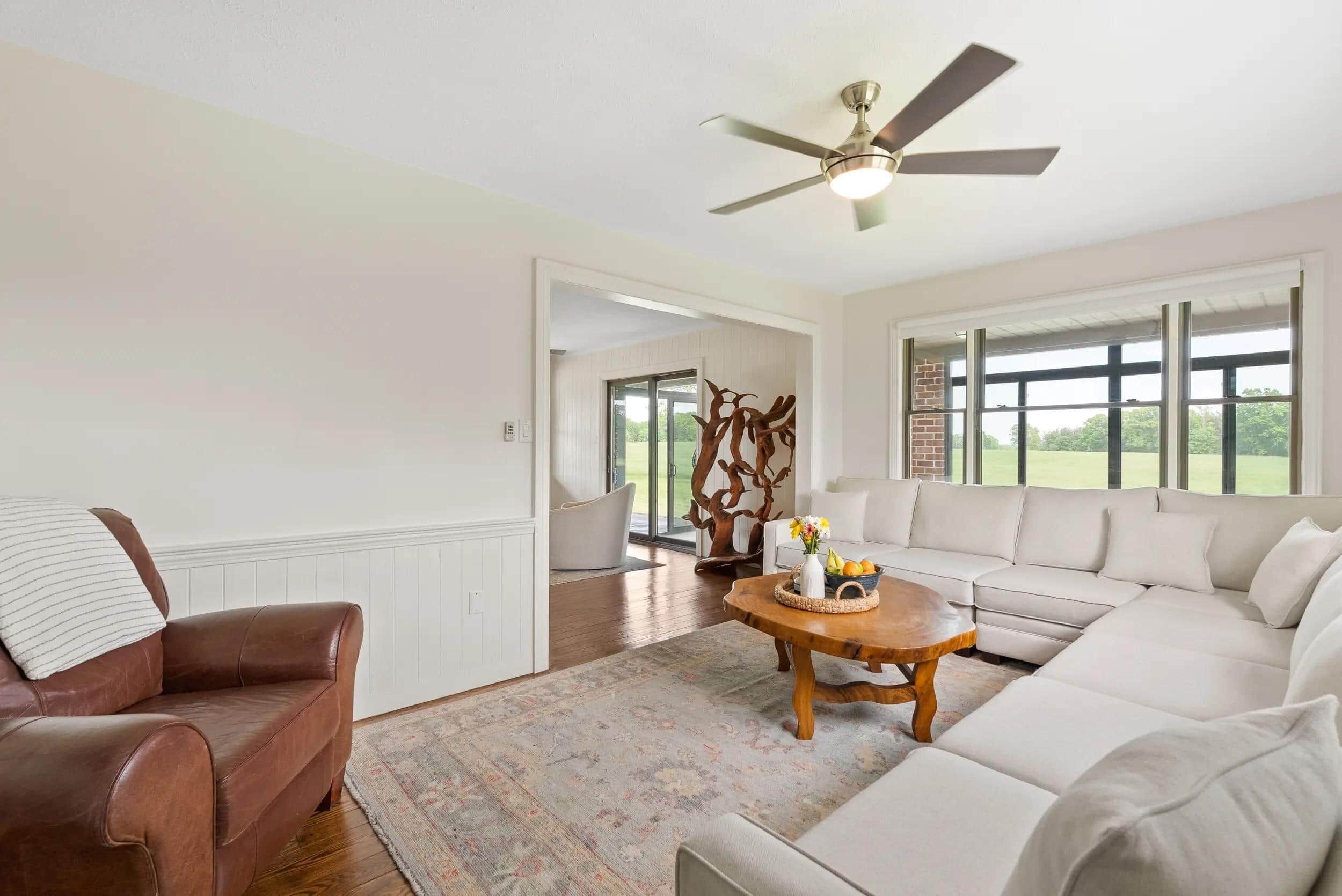 TV, lareira, mesa de pingue-pongue, aparelho de som