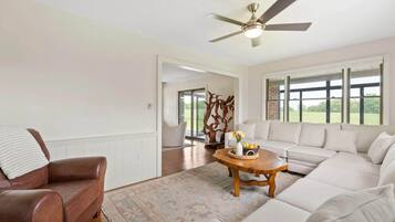 TV, lareira, mesa de pingue-pongue, aparelho de som