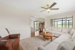 Televisie, een open haard, een tafeltennistafel en een stereo