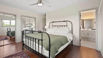 5 bedrooms, iron/ironing board, WiFi, bed sheets