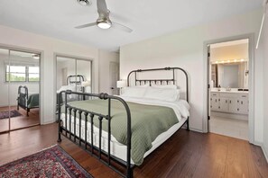 5 bedrooms, iron/ironing board, WiFi, bed sheets - ~ Lewis Estate Farm ~ (Prince Edward County)