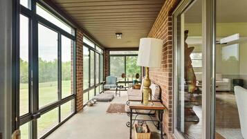 TV, fireplace, ping pong, stereo