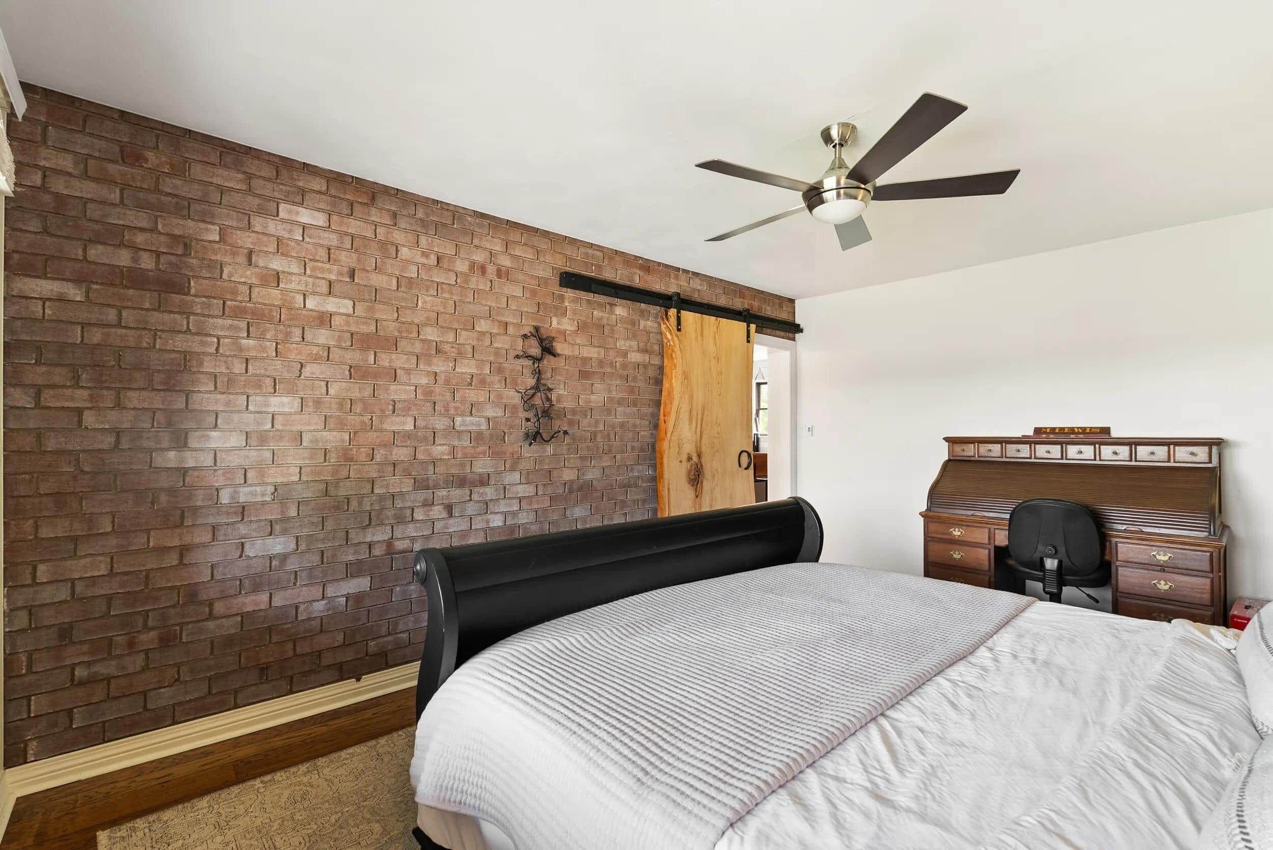 5 bedrooms, iron/ironing board, WiFi, bed sheets