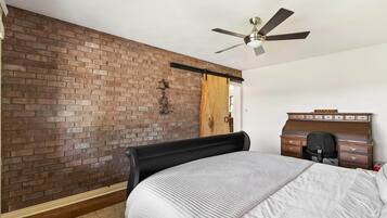 5 bedrooms, iron/ironing board, WiFi, bed sheets