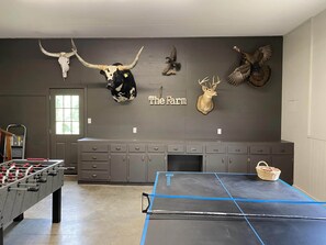 Game room - ~ Lewis Estate Farm ~ (Prince Edward County)