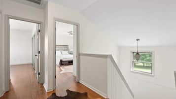 5 bedrooms, iron/ironing board, WiFi, bed sheets