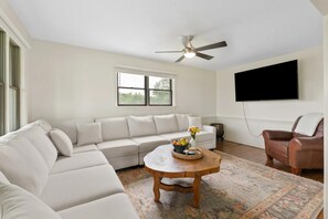 電視、壁爐、乒乓球設施、音響