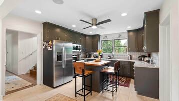 Réfrigérateur, four à micro-ondes, un four, surface de cuisson