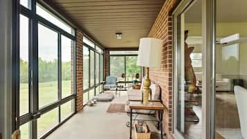 Televisio, takka, pöytätennispöytä, stereot