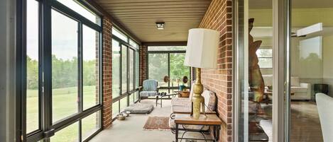 TV, fireplace, ping pong, stereo