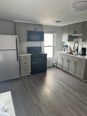 Kylskåp, mikrovågsugn, ugn och spishäll