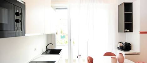 Mikrobølgeovn, ovn, kokeplater og kjøkkenutstyr