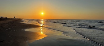 NEW! Sleeps 10, Bay & Gulf Views w/1 min walk to Beach, Unit 7