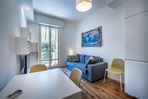 Unclassified image, 5 of 17, button