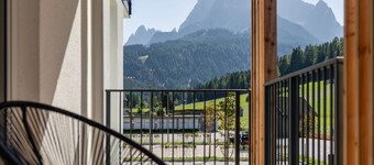 Holiday Apartment in a Hotel 'Apartment Home' with Mountain View, Shared Garden and Wi-Fi