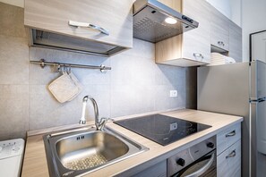 Frigorifero, forno, piano cottura, macchina per tè/caffè