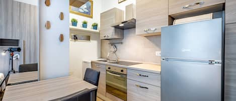 Kühlschrank, Ofen, Herdplatte, Wasserkocher mit Kaffee-/Teezubehör