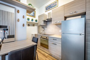 Fridge, oven, stovetop, coffee/tea maker