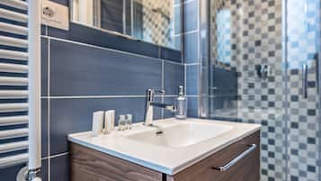 Een douche, een haardroger, een bidet, handdoeken