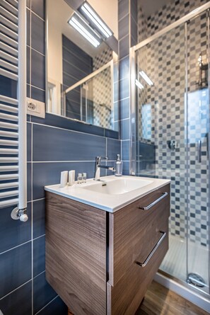 Unclassified image, 5 of 12, button