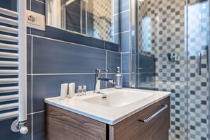 Shower, hair dryer, bidet, towels