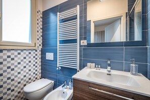 Shower, hair dryer, bidet, soap - YiD business and turistic studio (Firenze)