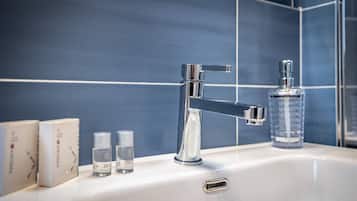 Regadera, secadora de cabello, bidet, toallas