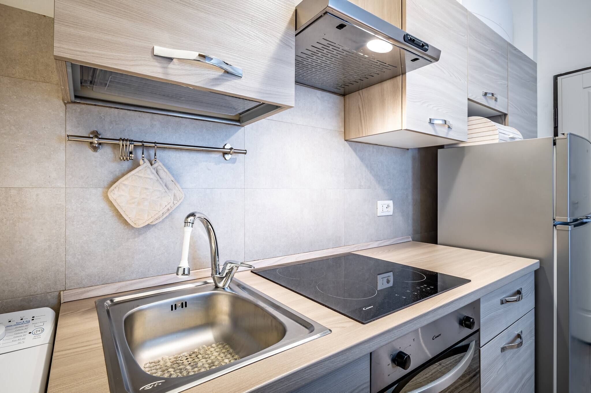 Refrigerador, horno, parrilla de estufa y cafetera y tetera 